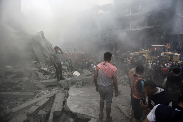 Palestinians gather at the site of Israeli strikes, in Jabalia refugee camp, in the northern Gaza Strip October 9, 2023. REUTERS/Mahmoud Issa NO RESALES. NO ARCHIVES.