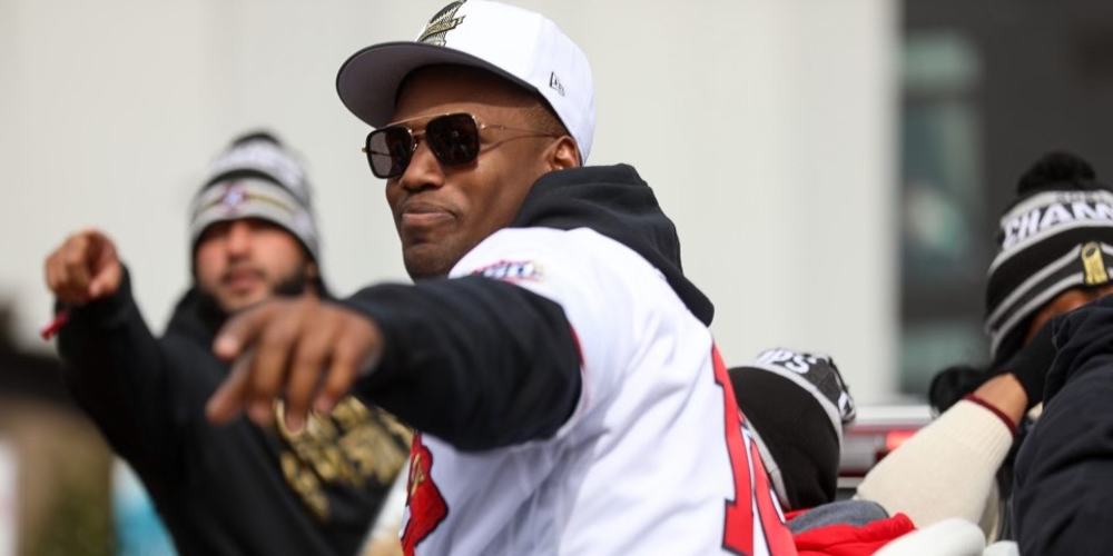 Jorge Soler points to fans during the Braves World Series parade.