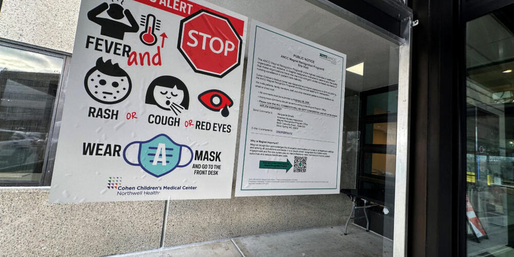 A measles alert sign hangs outside the entrance to the Cohen Children's Medical Center, where the state health department confirmed that a baby tested positive and that there is a possibility of exposure to others at the facility, in New Hyde Park, New York, U.S., March 14, 2025. REUTERS/Shannon Stapleton